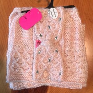 New,  Nicely displayed Infinity Scarf + Headband